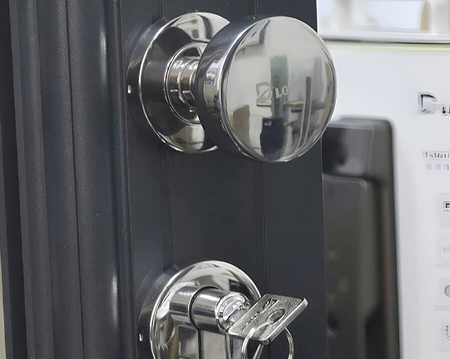 Cửa nhôm kính khóa tay nắm tròn